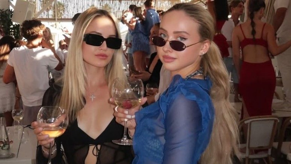 Davina (l.) und Shania Geiss auf einer Party mit Getränken in der Hand