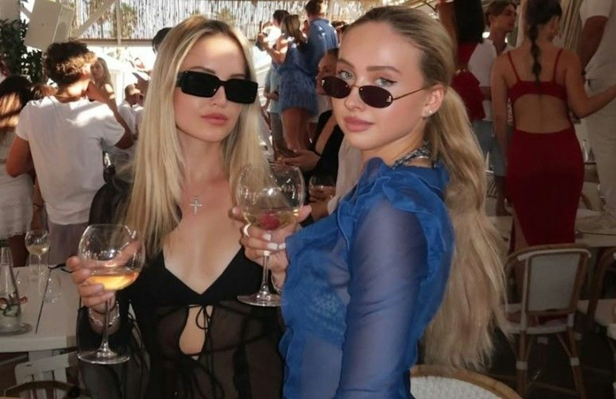 Davina (l.) und Shania Geiss auf einer Party mit Getränken in der Hand