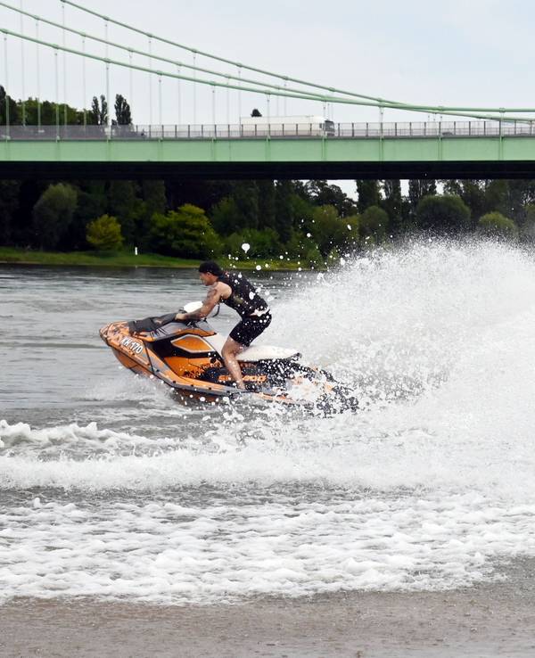 15.07.2024 Köln. Das Thema Wasser in verschiedenen Motiven. Ein Jetskifahrer dreht seine Runden unterhelb der Rodenkirchener Brücke. Der Mann war einverstanden mit den Fotos. Foto: Alexander Schwaiger