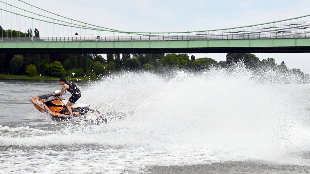 15.07.2024 Köln. Das Thema Wasser in verschiedenen Motiven. Ein Jetskifahrer dreht seine Runden unterhelb der Rodenkirchener Brücke. Der Mann war einverstanden mit den Fotos. Foto: Alexander Schwaiger