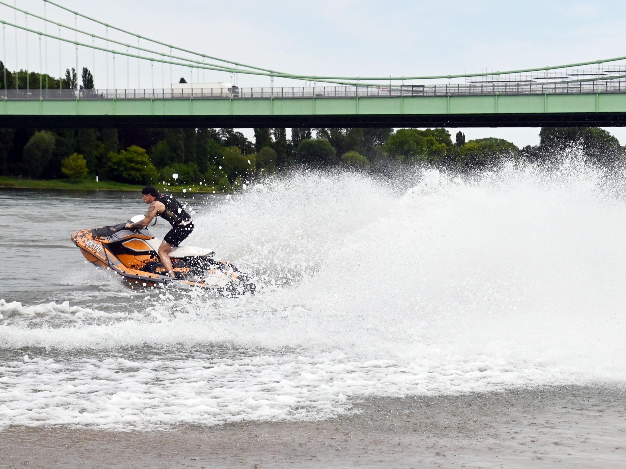 15.07.2024 Köln. Das Thema Wasser in verschiedenen Motiven. Ein Jetskifahrer dreht seine Runden unterhelb der Rodenkirchener Brücke. Der Mann war einverstanden mit den Fotos. Foto: Alexander Schwaiger