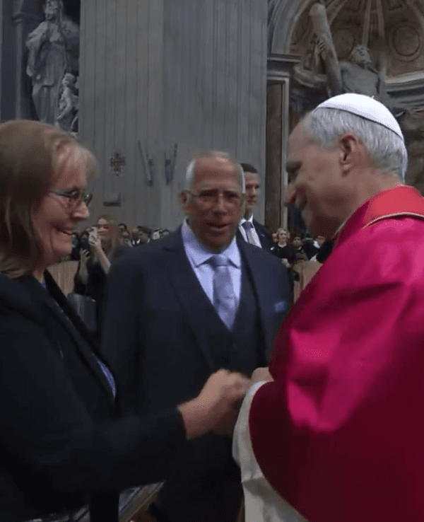 Der neu gewählte Papst Leo XIV. schüttelt bei seiner offiziellen Amtseinführung am Sonntag im Petersdom die Hand seiner Schwägerin.