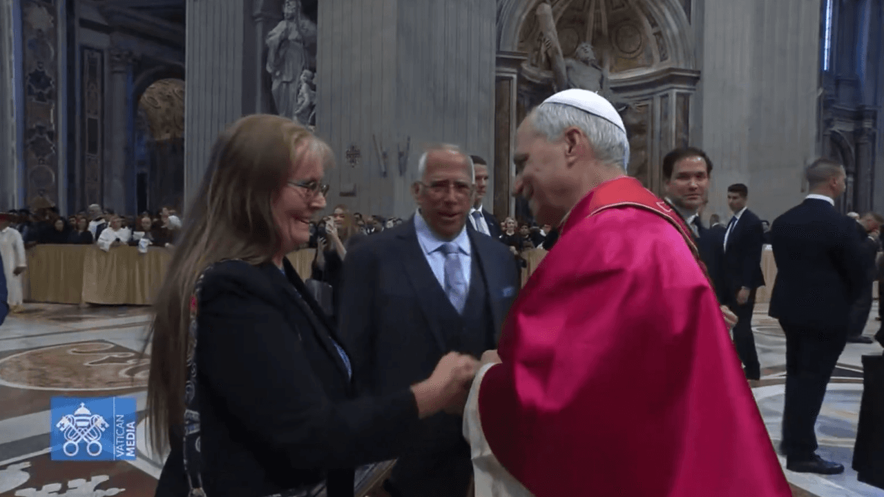 Der neu gewählte Papst Leo XIV. schüttelt bei seiner offiziellen Amtseinführung am Sonntag im Petersdom die Hand seiner Schwägerin.