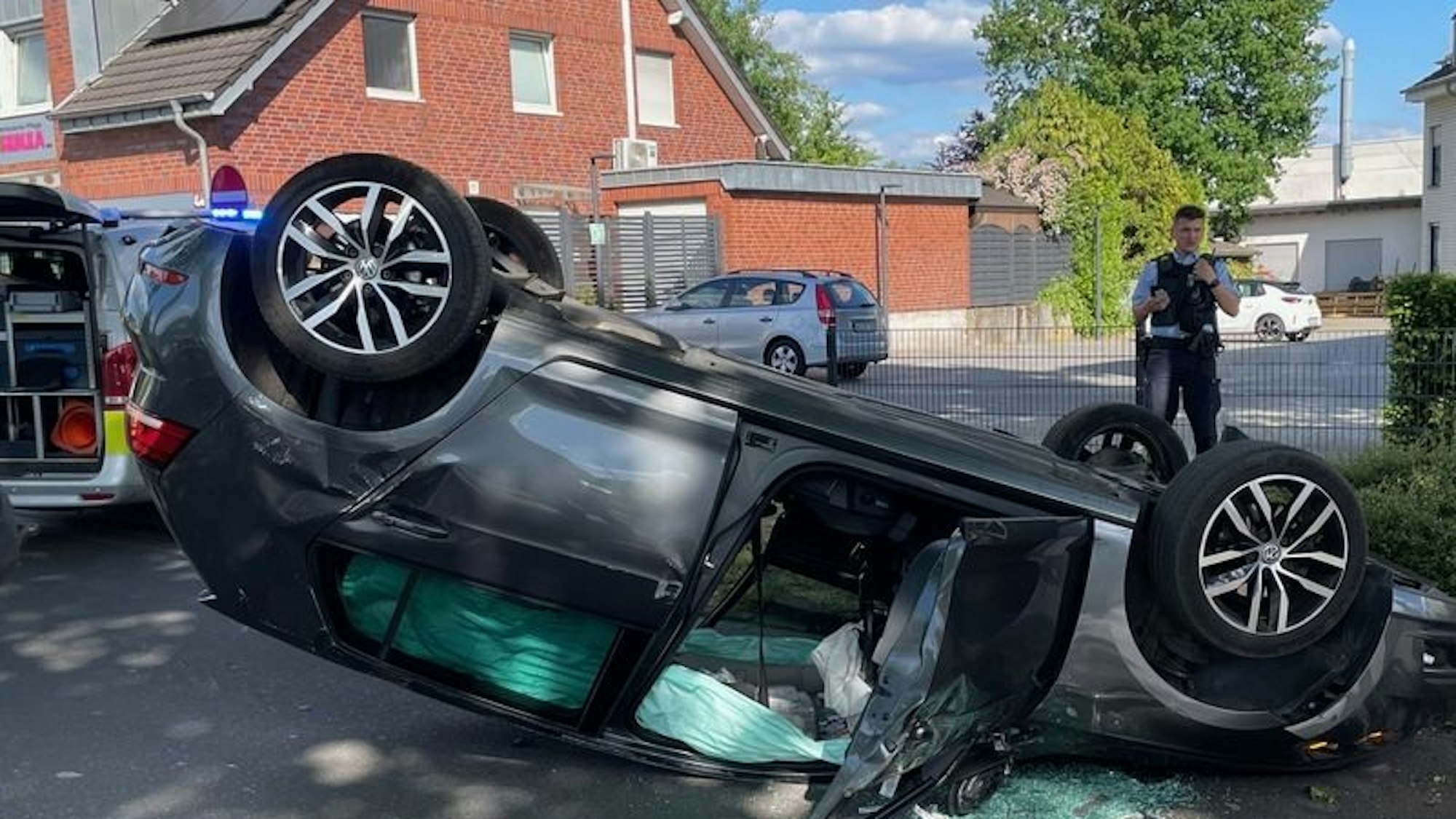 Verkehrsunfall in Dinslaken auf der Dieselstraße. Ein Fahrzeug kollidierte mit einem Baum und blieb auf dem Dach liegen.