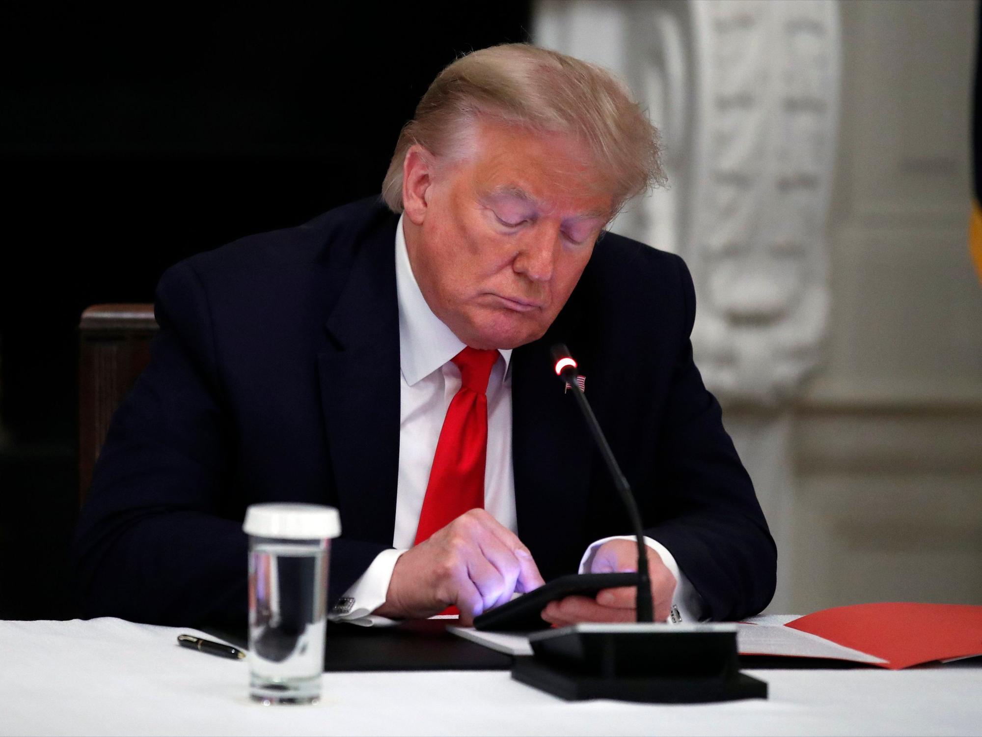 Donald Trump tippt auf seinem Handy