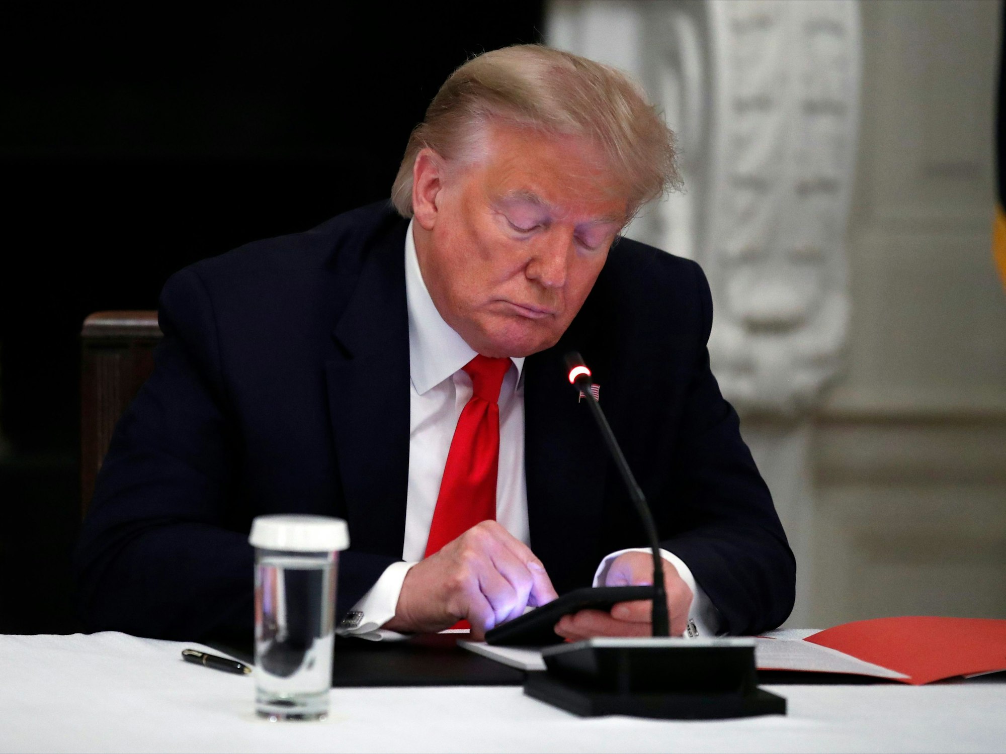 Donald Trump tippt auf seinem Handy