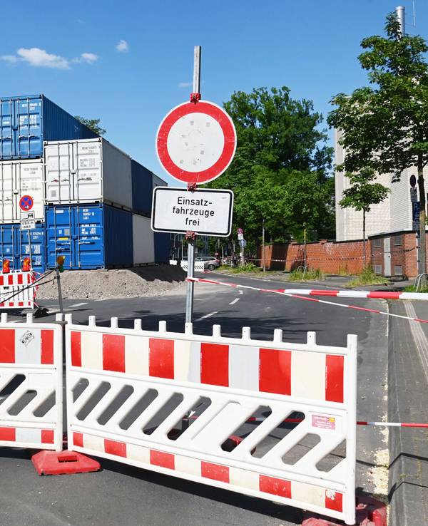 Eine Bake versperrt eine Straße.