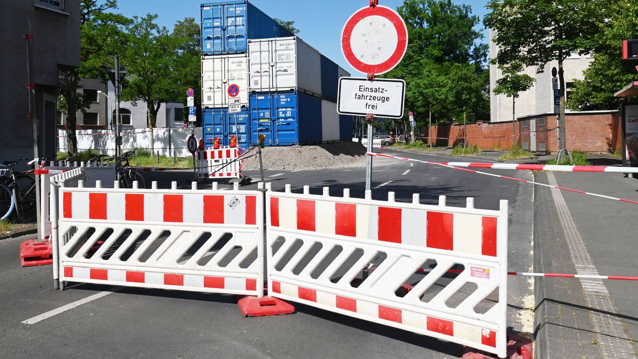 Eine Bake versperrt eine Straße.