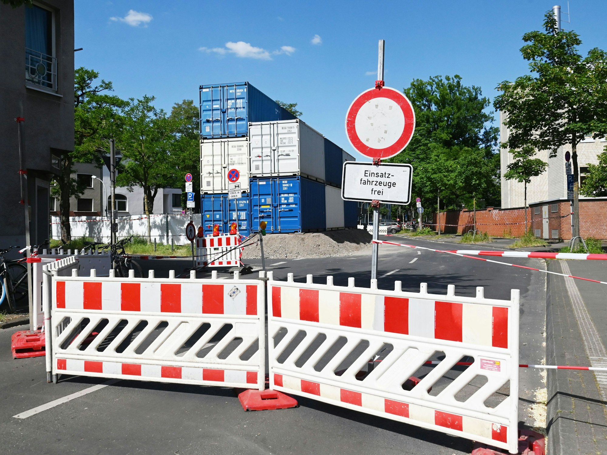 Eine Bake versperrt eine Straße.
