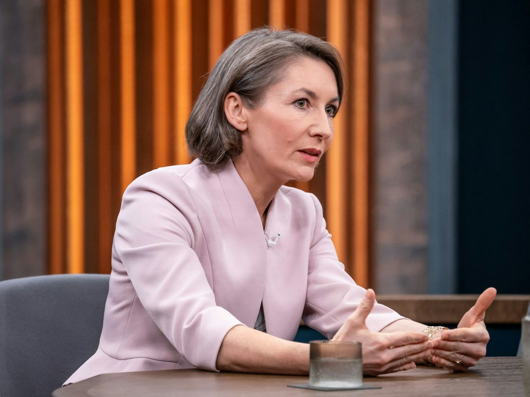 Sicherheitsexpertin Claudia Major glaubt, dass Putin in diplomatischen Verhandlungen lediglich ein weiteres Instrument für das Erreichens einer Ziele sieht. (Bild: ARD/Thomas Ernst)