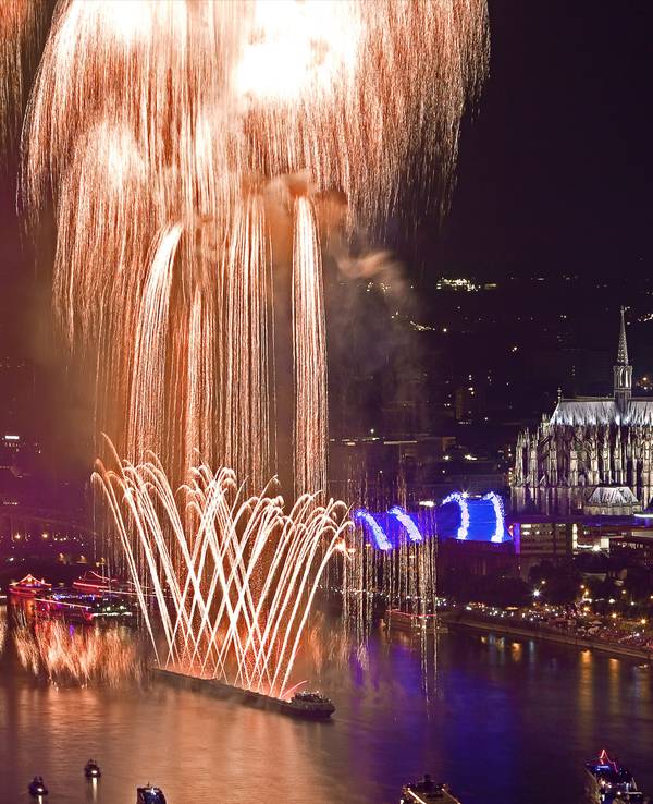 Die Kölner Lichter auf dem Rhein vor dem Dom.