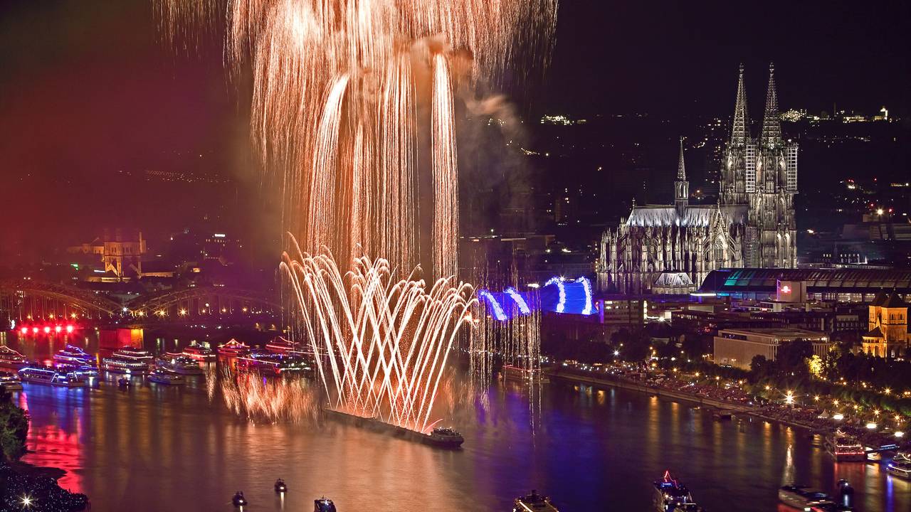 Die Kölner Lichter auf dem Rhein vor dem Dom.