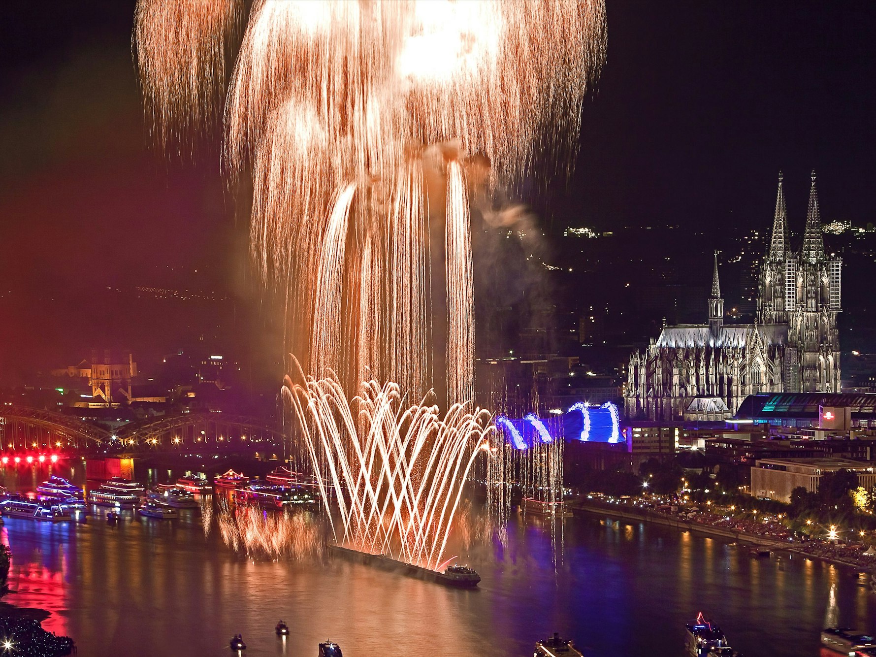 Die Kölner Lichter auf dem Rhein vor dem Dom.