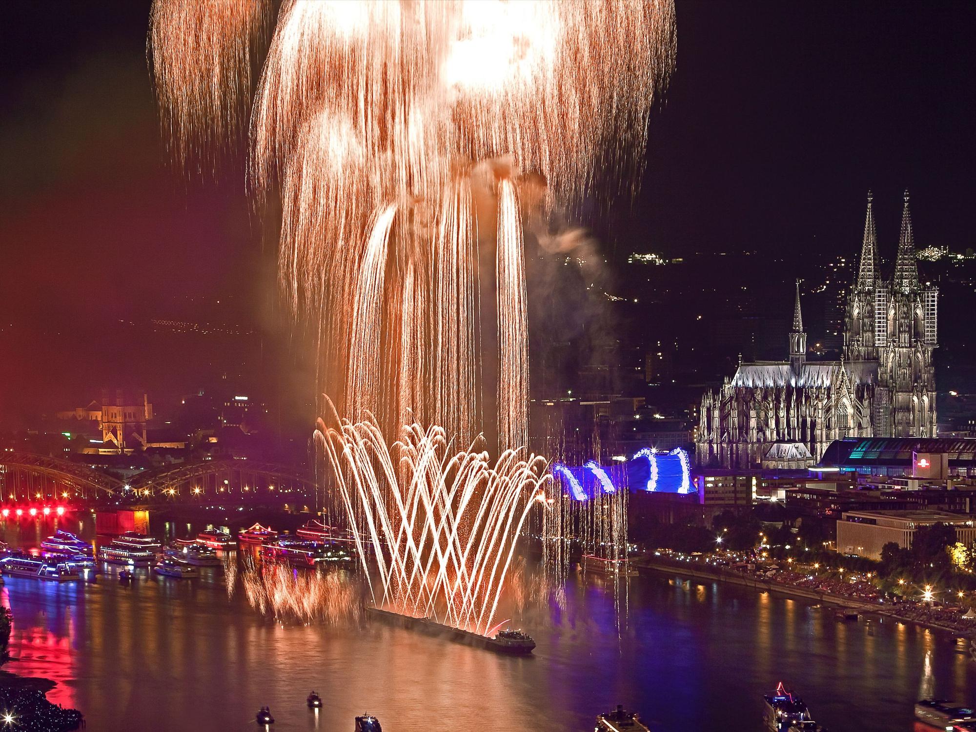 Die Kölner Lichter auf dem Rhein vor dem Dom.