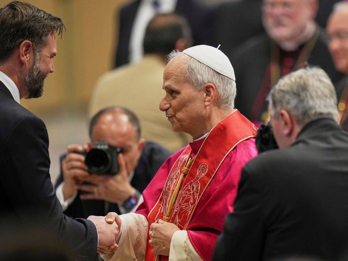 Papst Leo XIV. trifft US-Vizepräsident J.D. Vance nach der feierlichen Amtseinführung auf dem Petersplatz.