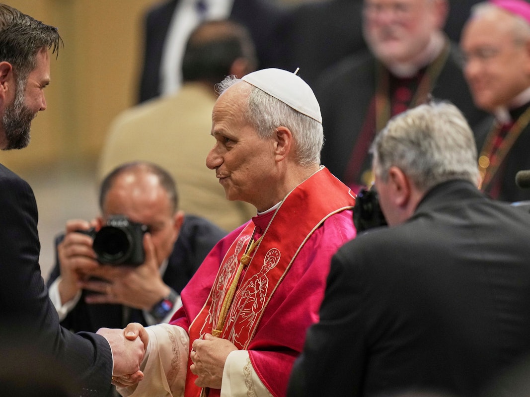 Papst Leo XIV. trifft US-Vizepräsident J.D. Vance nach der feierlichen Amtseinführung auf dem Petersplatz.