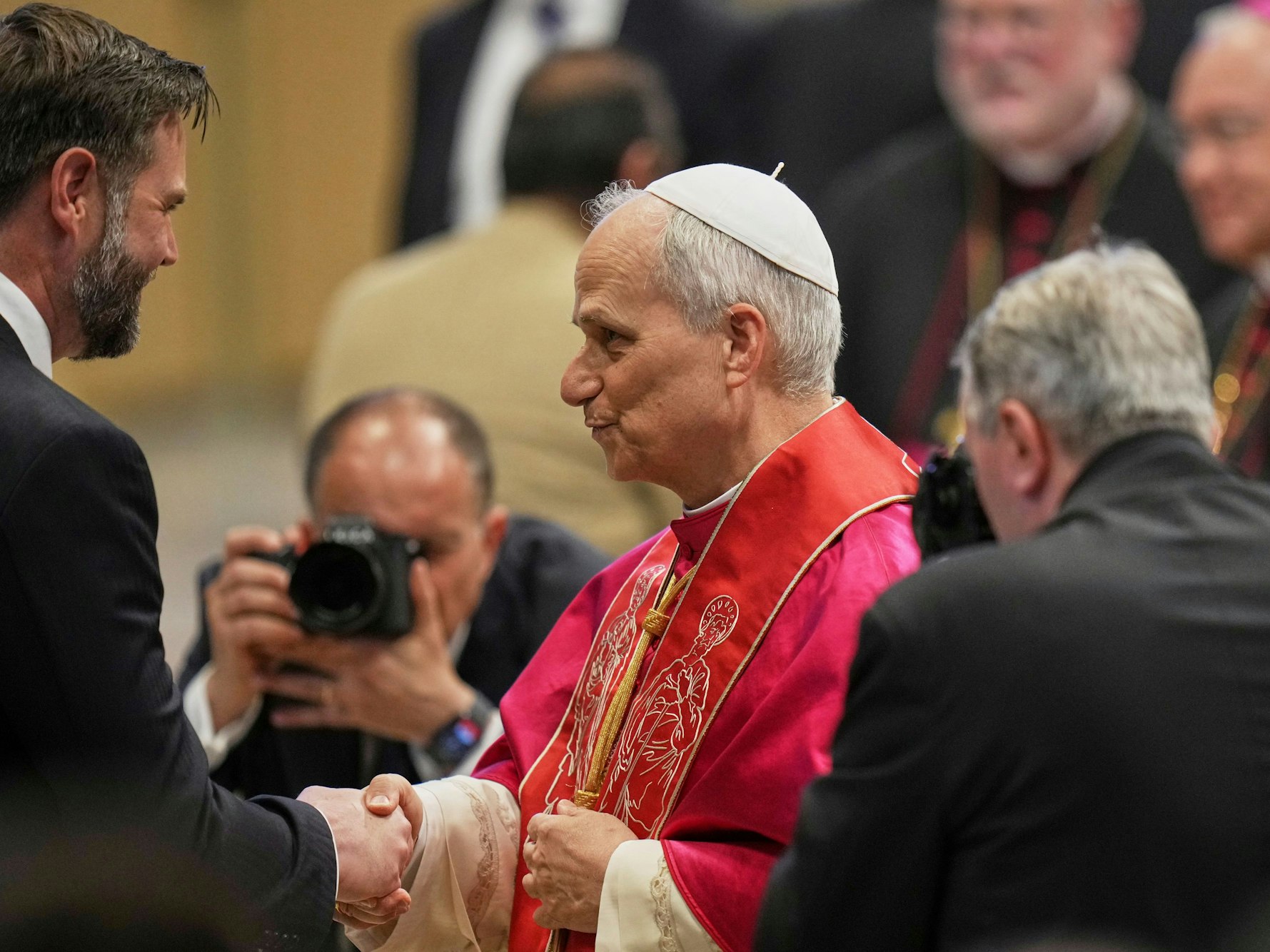 Papst Leo XIV. trifft US-Vizepräsident J.D. Vance nach der feierlichen Amtseinführung auf dem Petersplatz.