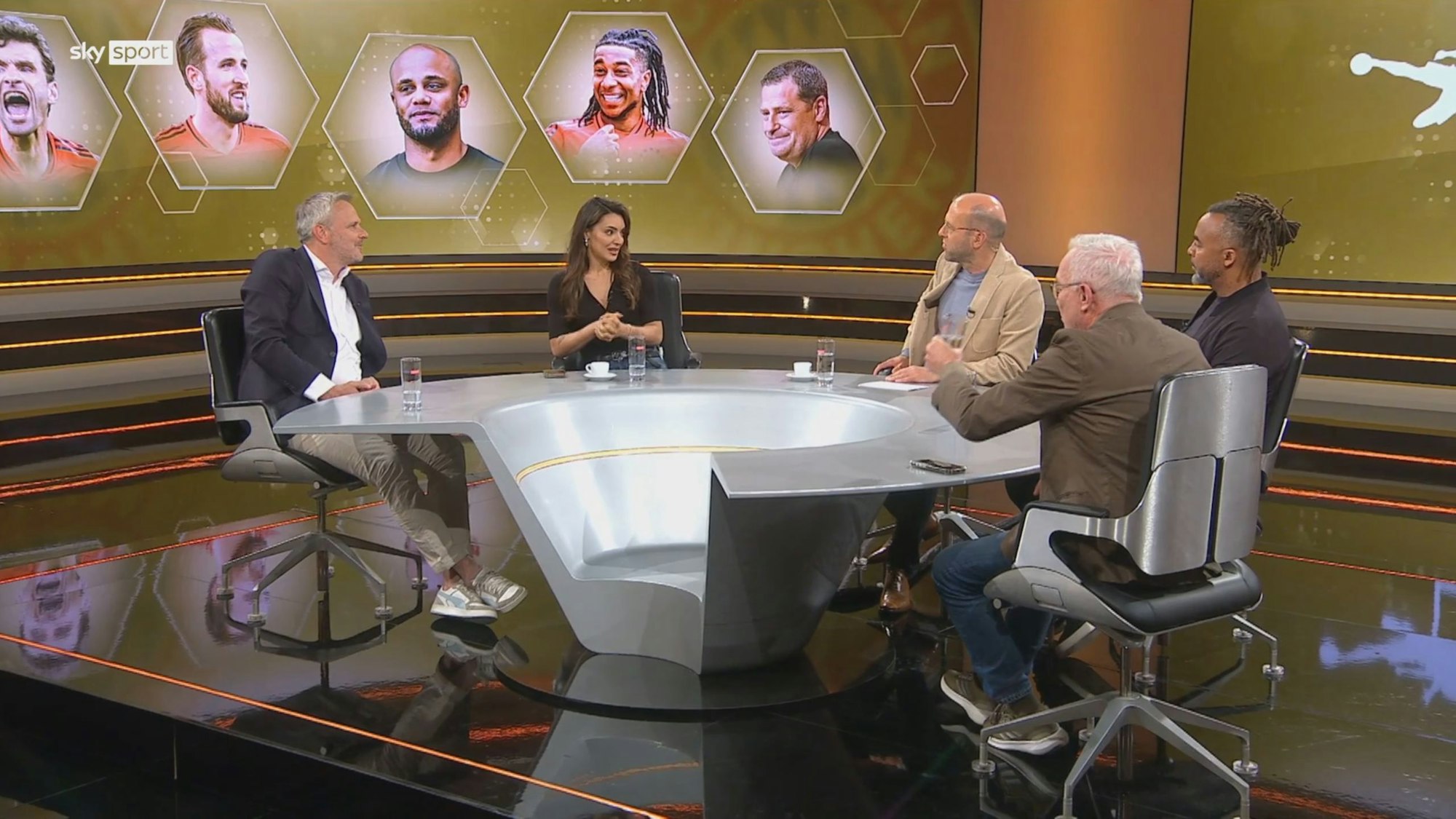 Die Runde beim Fußball-Talk Sky90 am Sonntag: Dietmar Hamann, Valentina Maceri, Patrick Wasserziehr, Patrick Owomoyela und Uli Köhler.