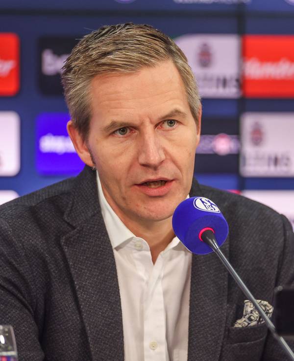 Schalkes Aufsichtsratsvorsitzender Axel Hefer beantwortet die Fragen der anwesenden Journalisten.