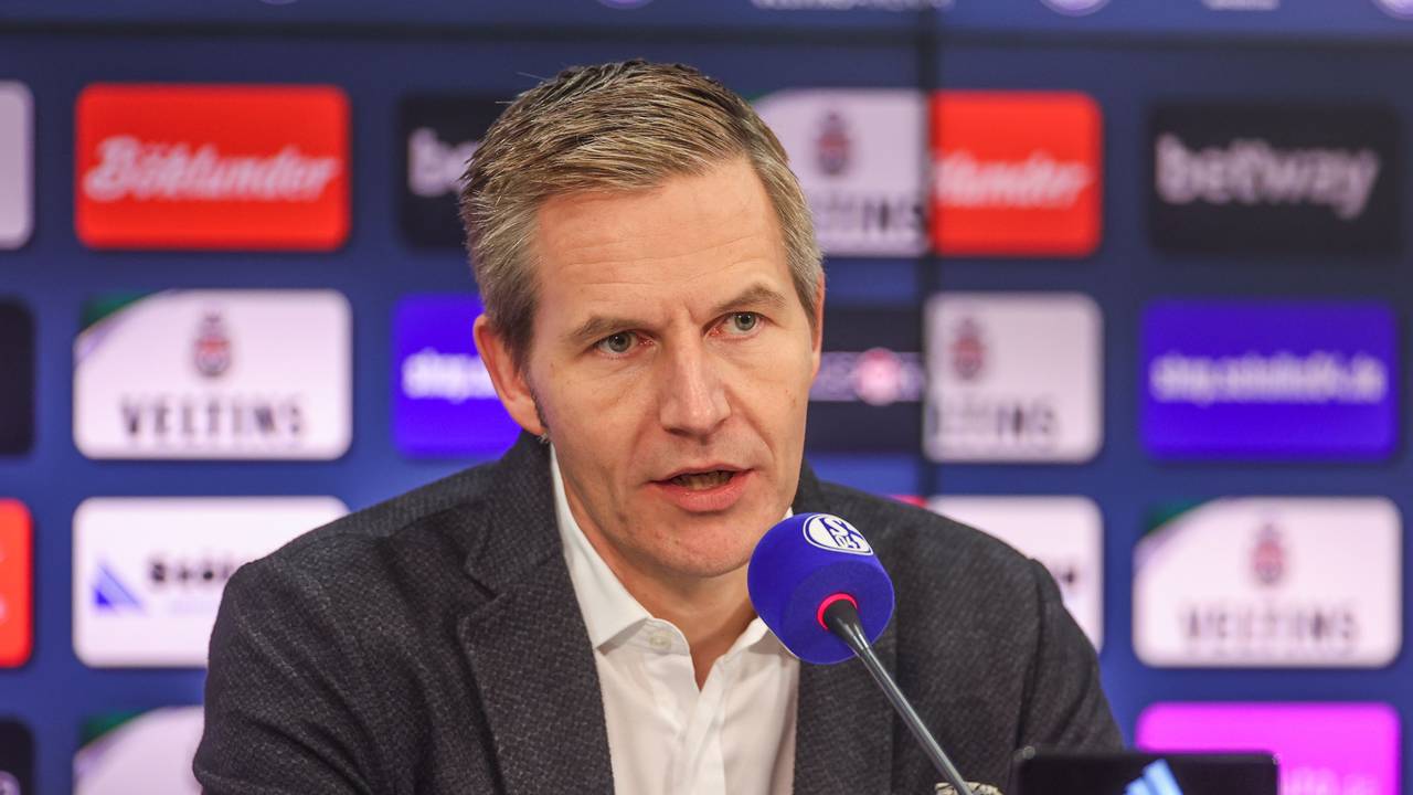 Schalkes Aufsichtsratsvorsitzender Axel Hefer beantwortet die Fragen der anwesenden Journalisten.