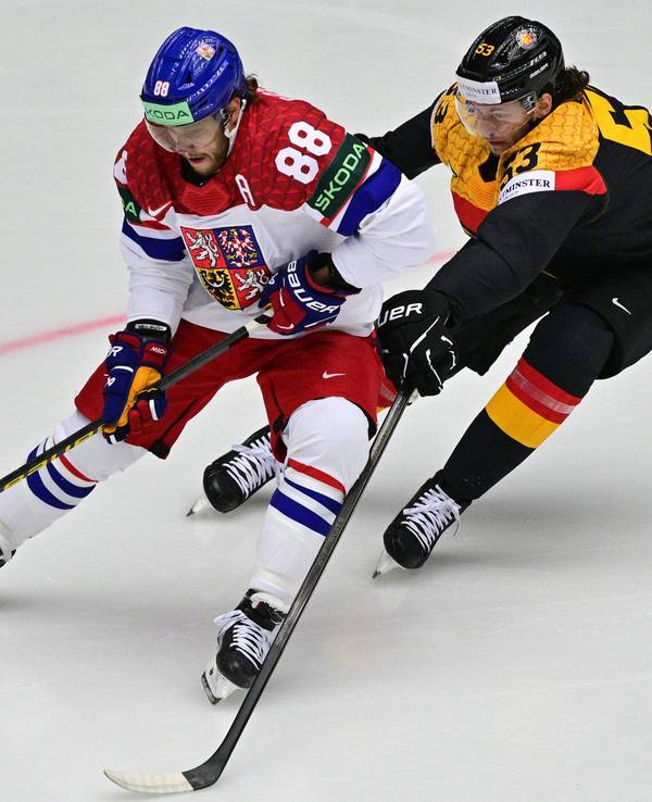 David Pastrnak (l.) und Moritz Seider im Zweikampf.