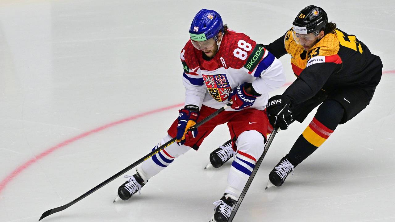 David Pastrnak (l.) und Moritz Seider im Zweikampf.