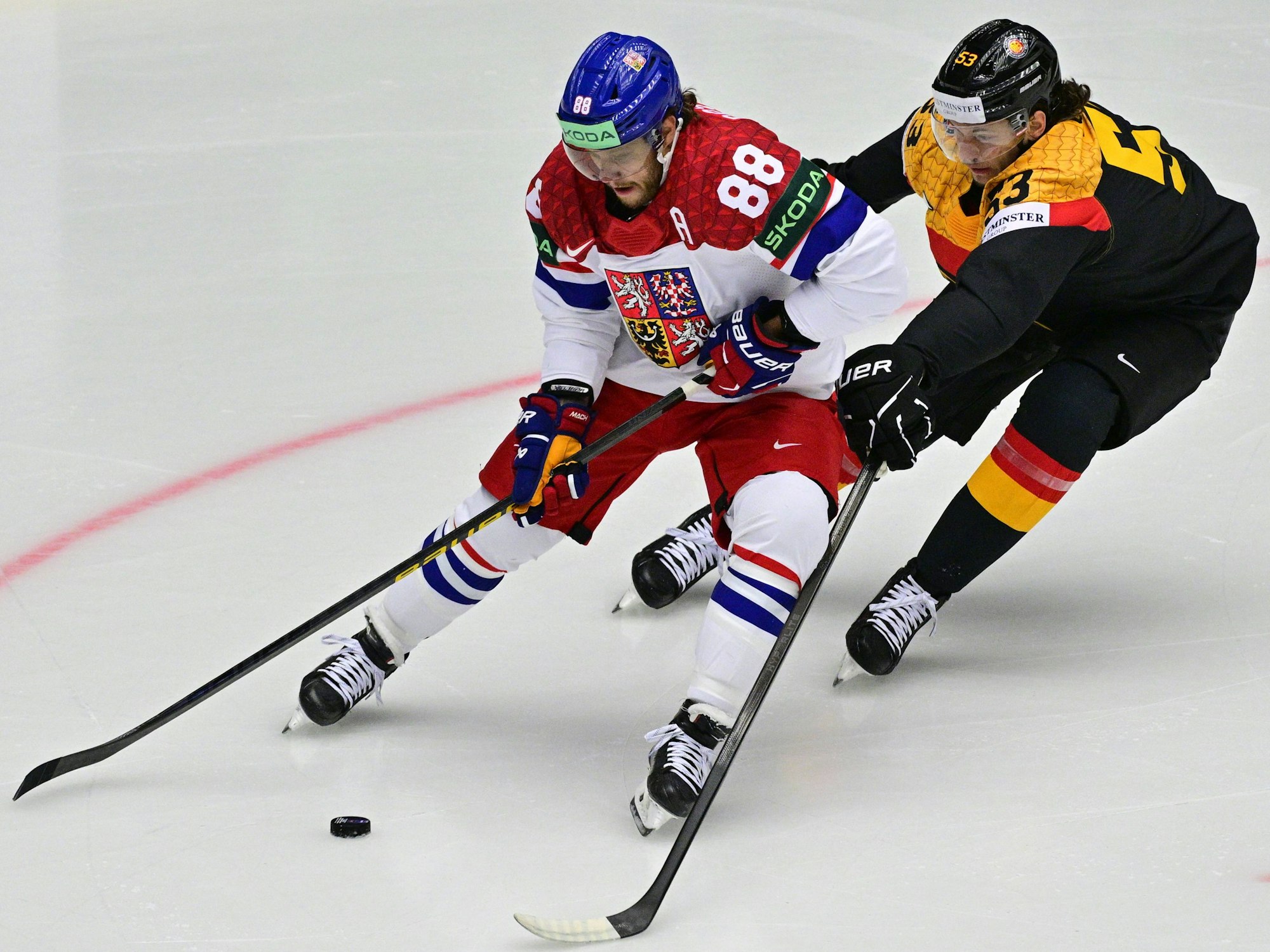 David Pastrnak (l.) und Moritz Seider im Zweikampf.