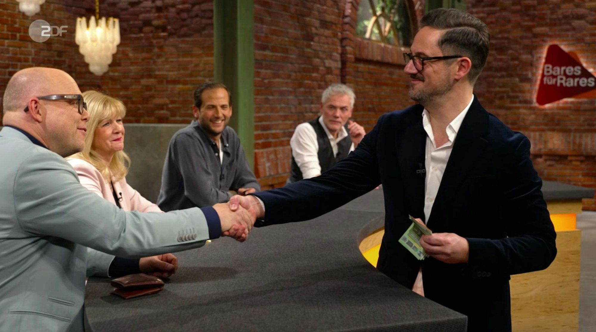 „Dann lassen Sie uns in der Mitte treffen“, suchte Benjamin Leo Leo einen Kompromiss bei 450 Euro. (Bild: ZDF)
