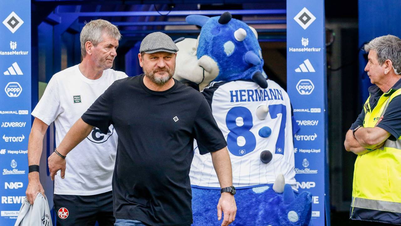 Steffen Baumgart und Friedhelm Funkel gehen am HSV-Maskottchen vorbei.