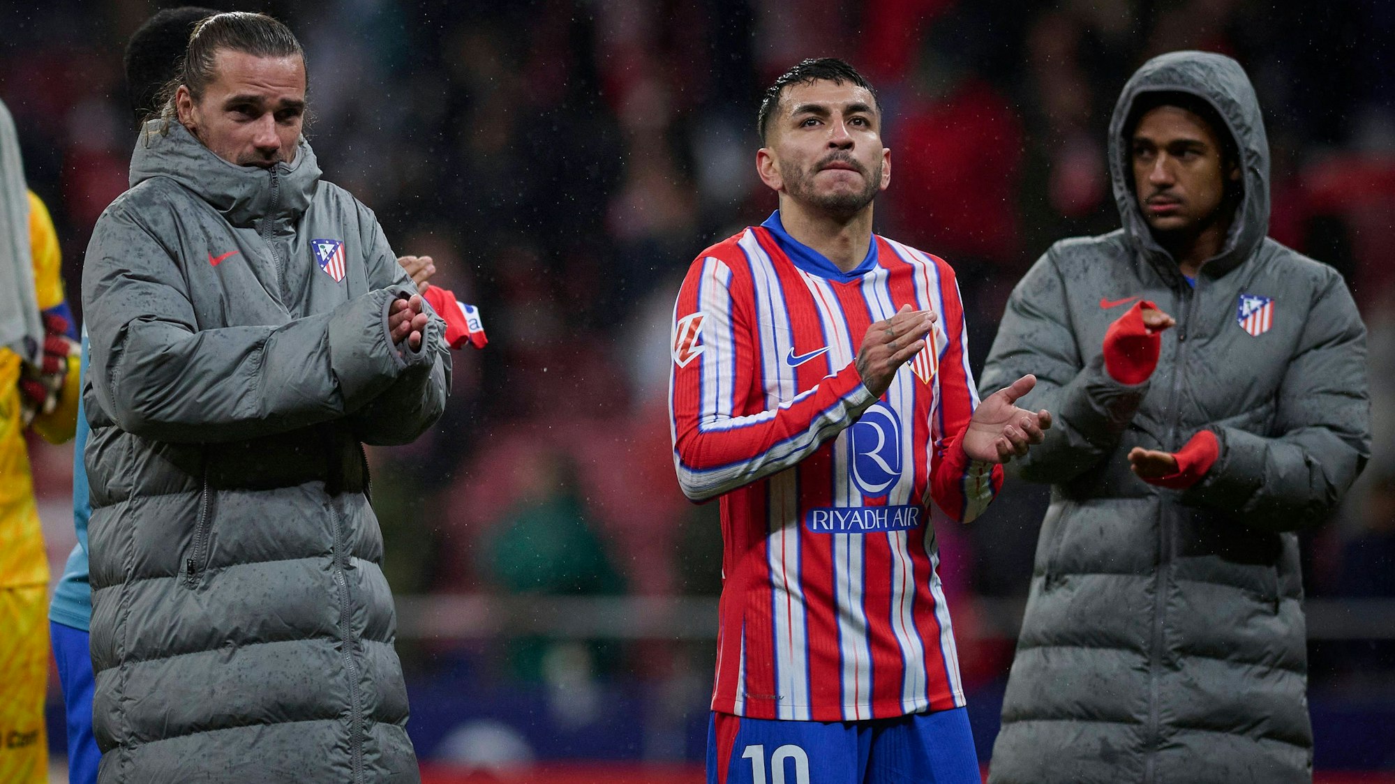 Antoine Griezmann (l.), Angel Correa (M.) und Samuel Lino bedanken sich nach dem Spiel bei den Fans.