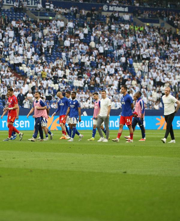 Die geknickten Profis von Schalke 04 nach dem 34. Spieltag auf dem Weg zu ihren Fans.
