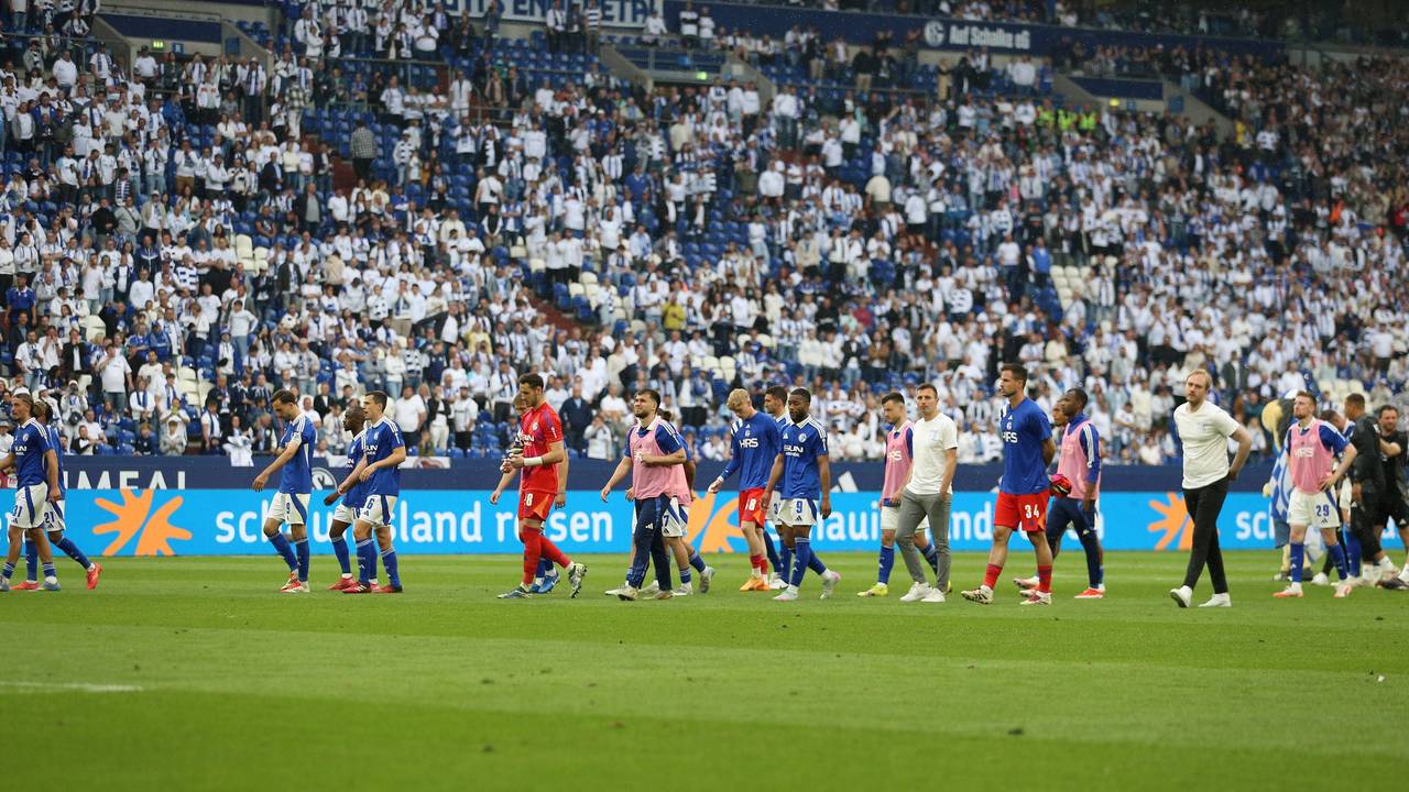 Die geknickten Profis von Schalke 04 nach dem 34. Spieltag auf dem Weg zu ihren Fans.