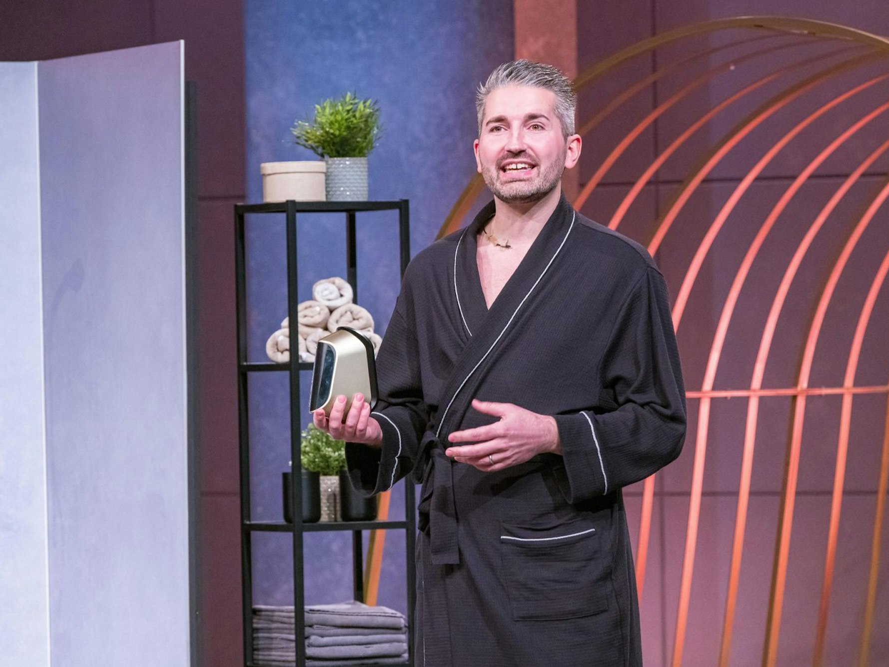 Gründer Peter, Erfinder der Dusch-Vorrichtung „Horny Feet“, staunte nicht schlecht über die unerwartete Werbe-Unterstützung, die er durch die VOX-Löwin erhielt. (Bild: RTL / Bernd-Michael Maurer)