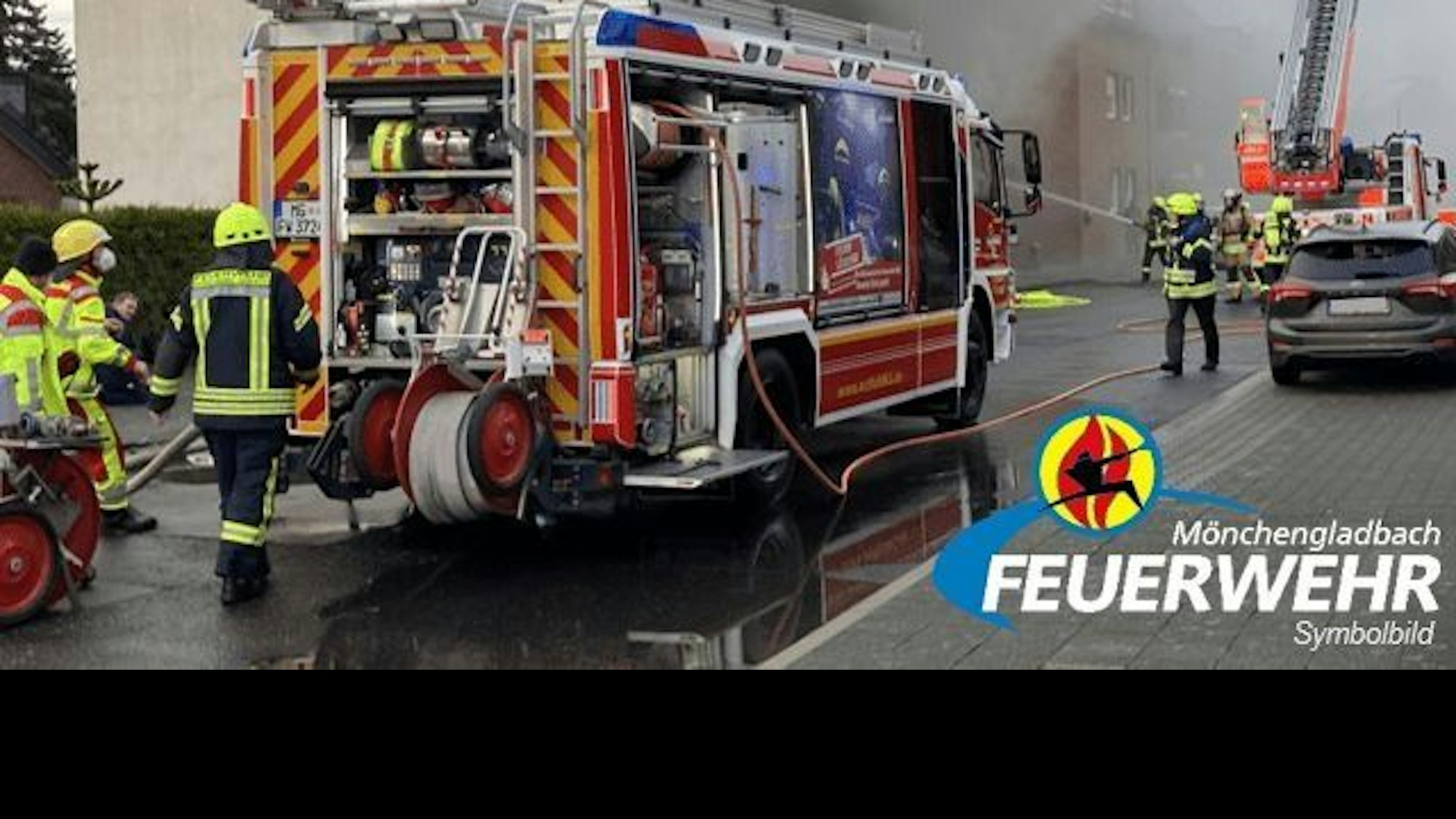 Feuerwehreinsatz in Mönchengladbach-Venn nach einer Rauchentwicklung über dem Wohngebiet. Ein Wohnwagen brannte auf einem Grundstück.