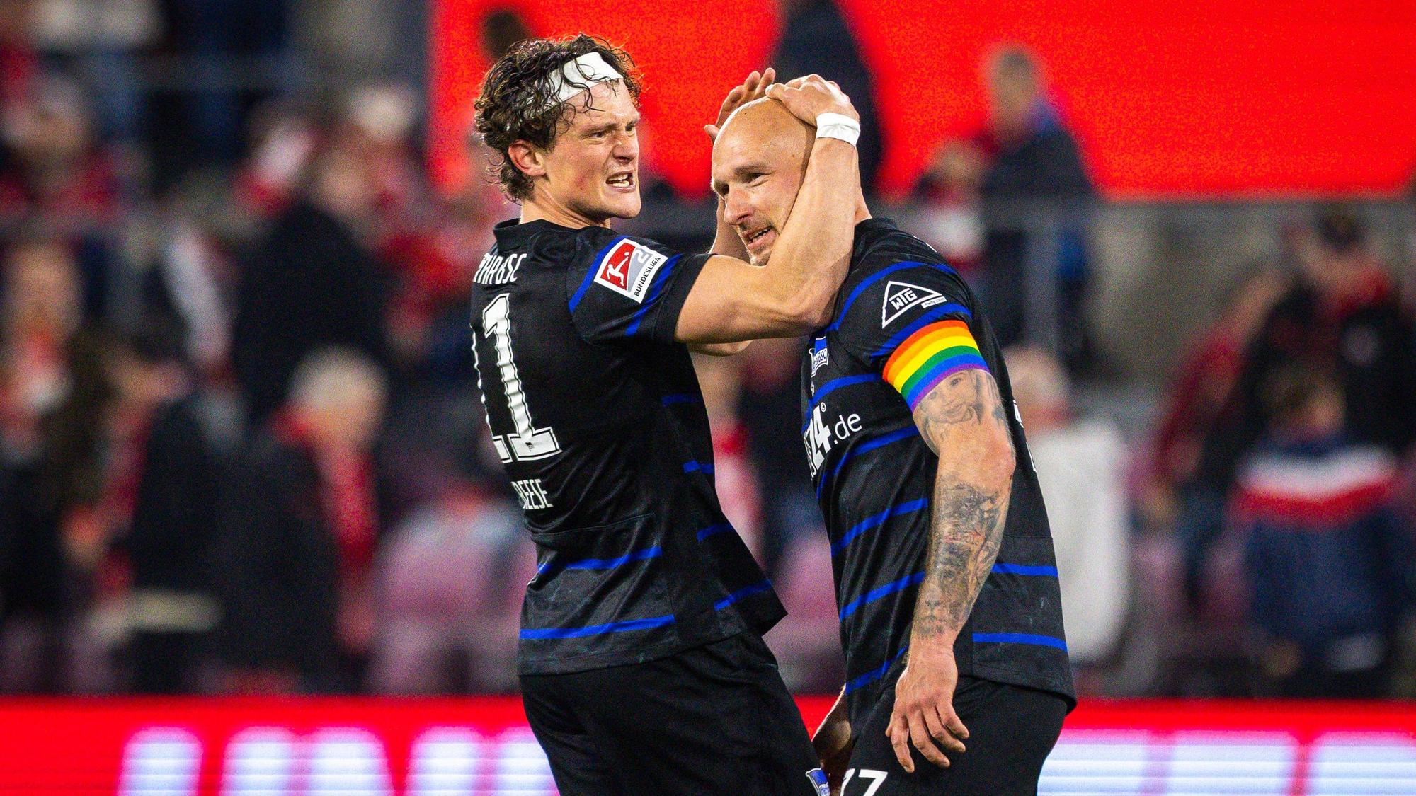Toni Leistner wird beim Berliner FC-Gastspiel am 5. April 2025 von Fabian Reese gefeiert.