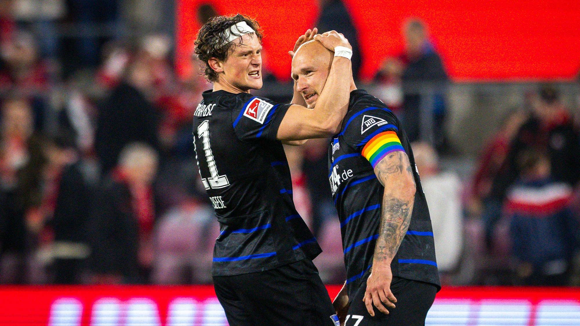 Toni Leistner wird beim Berliner FC-Gastspiel am 5. April 2025 von Fabian Reese gefeiert.