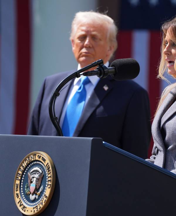 First Lady Melania Trump spricht neben US-Präsident Donald Trump vor der Unterzeichnung eines Gesetzes im Rosengarten des Weißen Hauses.