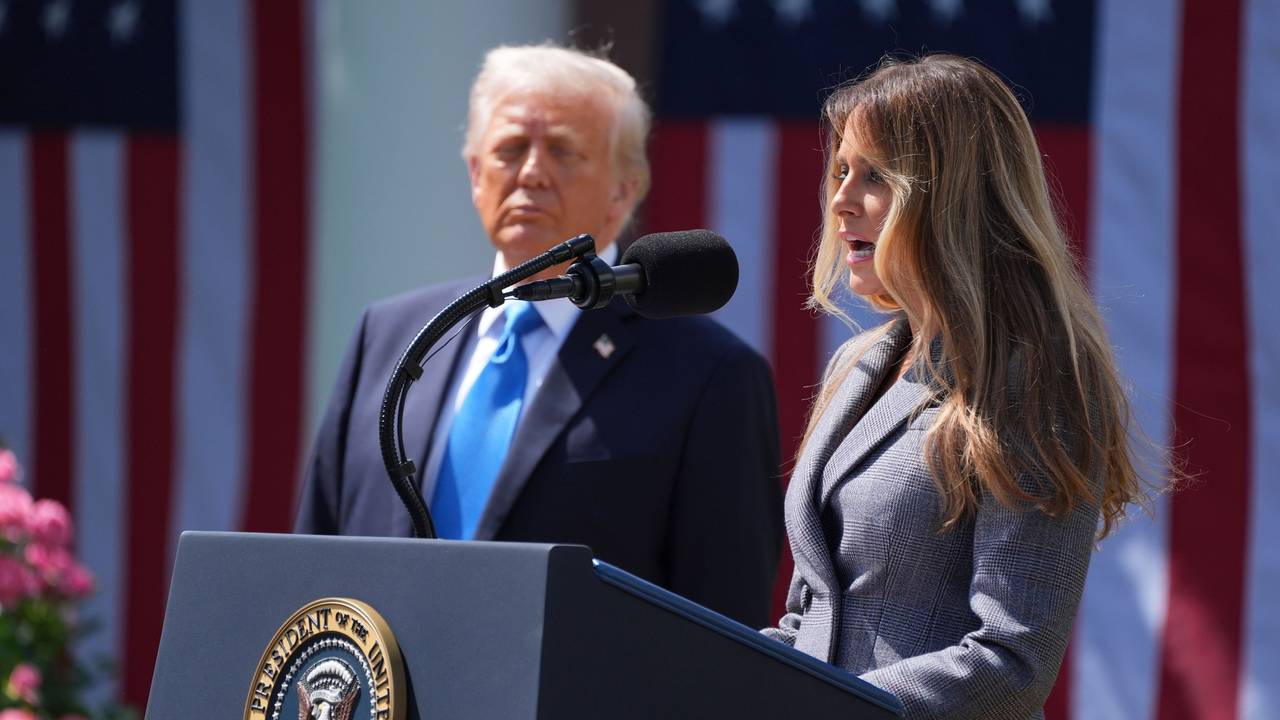 First Lady Melania Trump spricht neben US-Präsident Donald Trump vor der Unterzeichnung eines Gesetzes im Rosengarten des Weißen Hauses.