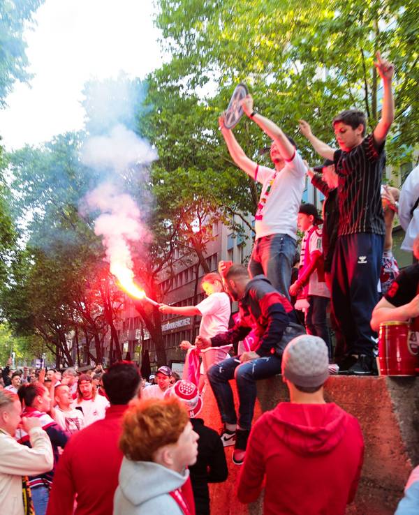 Fans feiern am Beton-Auto auf dem Hohenzollernring den FC-Aufstieg in die Bundesliga.