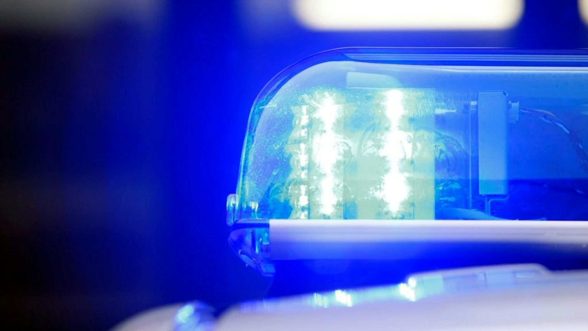 Blaulicht eines Polizeifahrzeugs. Ein 35-jähriger Syrer wurde in Heiligenhaus nach versuchtem Tötungsdelikt festgenommen.