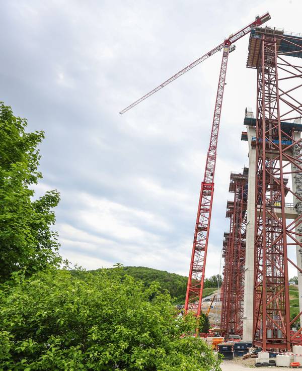 Ein Kran steht auf einer Brückenbaustelle neben einem Gerüst. Beim Absturz einer Brückenbaugondel auf einer der größten Baustellen Baden-Württembergs sind drei Arbeiter ums Leben gekommen.