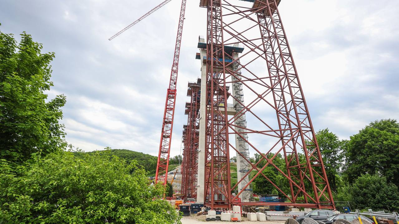 Ein Kran steht auf einer Brückenbaustelle neben einem Gerüst. Beim Absturz einer Brückenbaugondel auf einer der größten Baustellen Baden-Württembergs sind drei Arbeiter ums Leben gekommen.