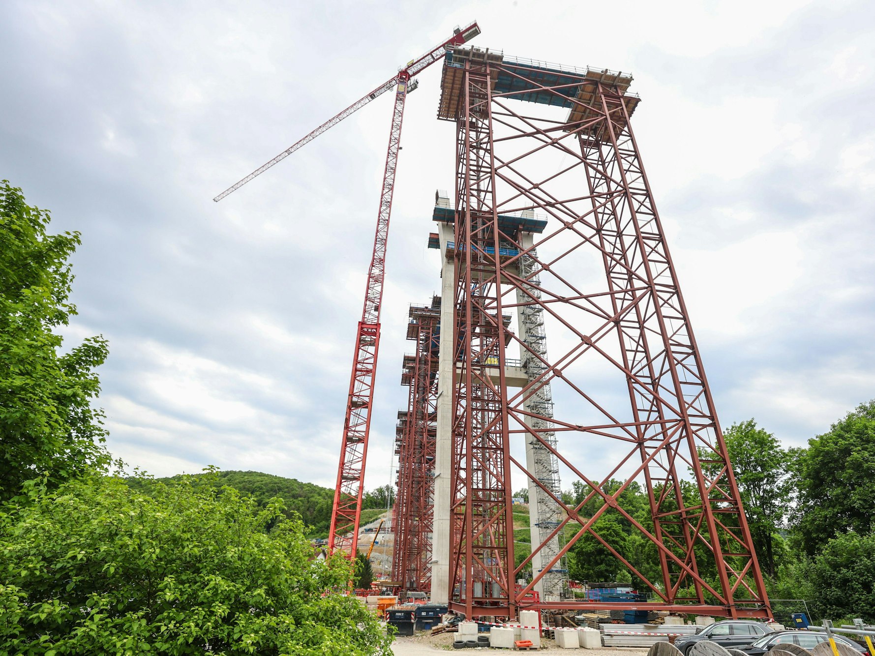 Ein Kran steht auf einer Brückenbaustelle neben einem Gerüst. Beim Absturz einer Brückenbaugondel auf einer der größten Baustellen Baden-Württembergs sind drei Arbeiter ums Leben gekommen.