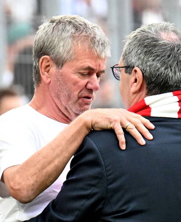 Rhein-Energie-Stadion, Kölns Trainer Friedhelm Funkel (l) und Präsident Werner Wolf umarmen sich vor dem Spiel.