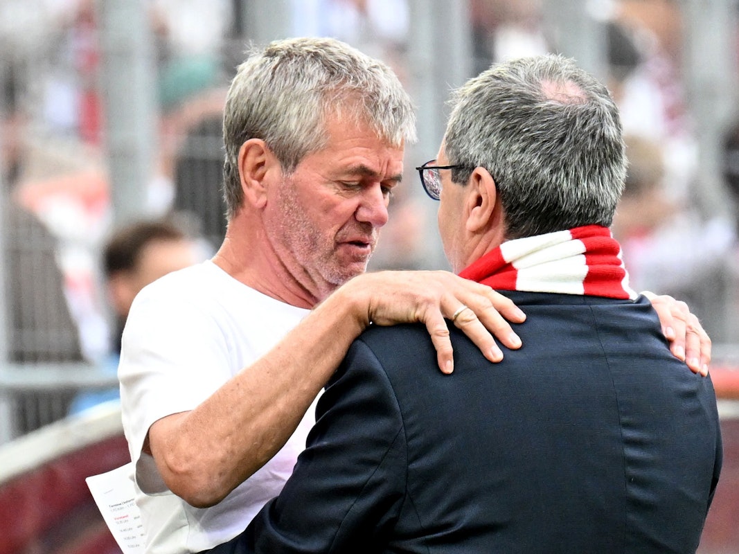 Rhein-Energie-Stadion, Kölns Trainer Friedhelm Funkel (l) und Präsident Werner Wolf umarmen sich vor dem Spiel.