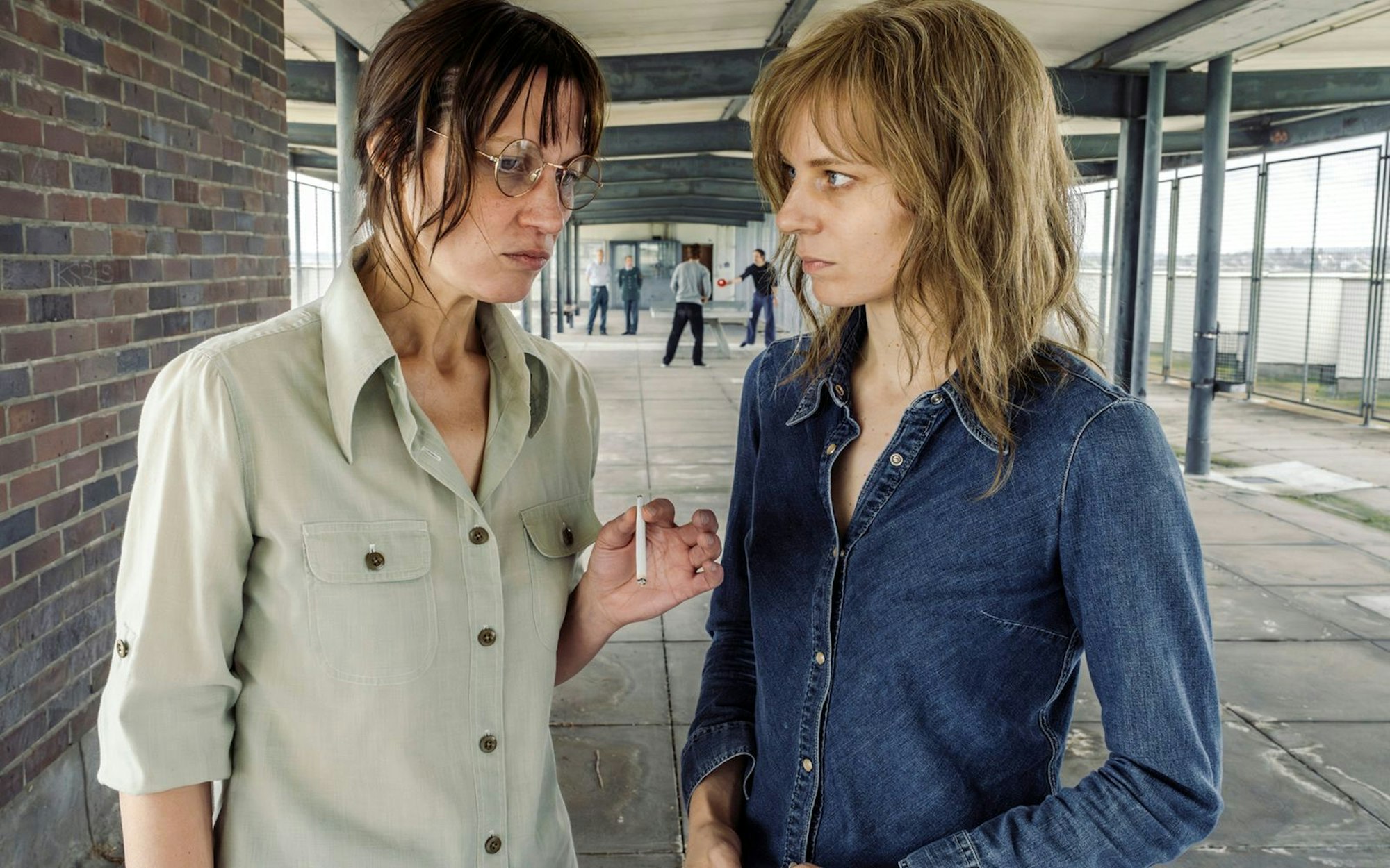 Besonders freundlich war man nicht zueinander bei der RAF, wie im ARD-Dokudrama „Stammheim - Zeit des Terrors“ zu sehen: Ulrike Meinhof (Tatiana Nekrasov) im Gespräch mit Gudrun Ensslin (Lilith Stangenberg) beim Hofgang in der JVA Stammheim. Den Film plus eine Doku produzierte das Erste zum 50. Jahrestag des Prozessbeginns. (Bild: SWR/Hendrik Heiden)
