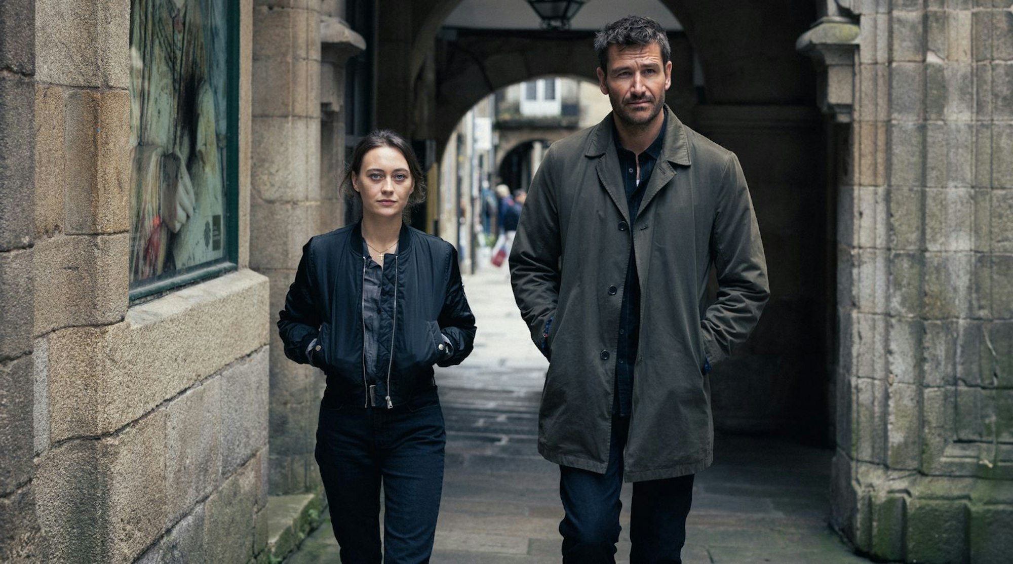 Kommissar David Acosta (Michael Epp) und seine Kollegin Mercédes Navarro (Mercedes Müller) sind ein gutes Team, wenn es um die Ermittlungen in einem Mordfall geht. (Bild: ARD Degeto Film/La Diapo Fotografía)