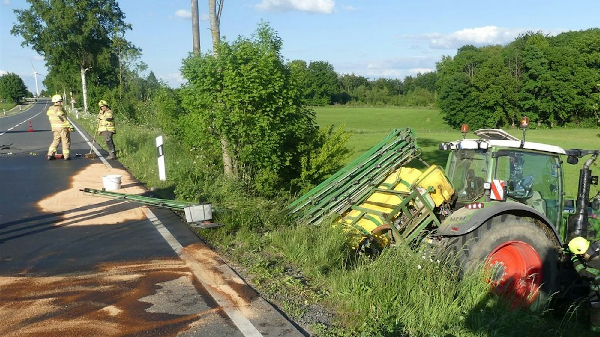 Verkehrsunfall durch Zusammenstoß während eines Überholvorgangs zwischen LKW und Traktor