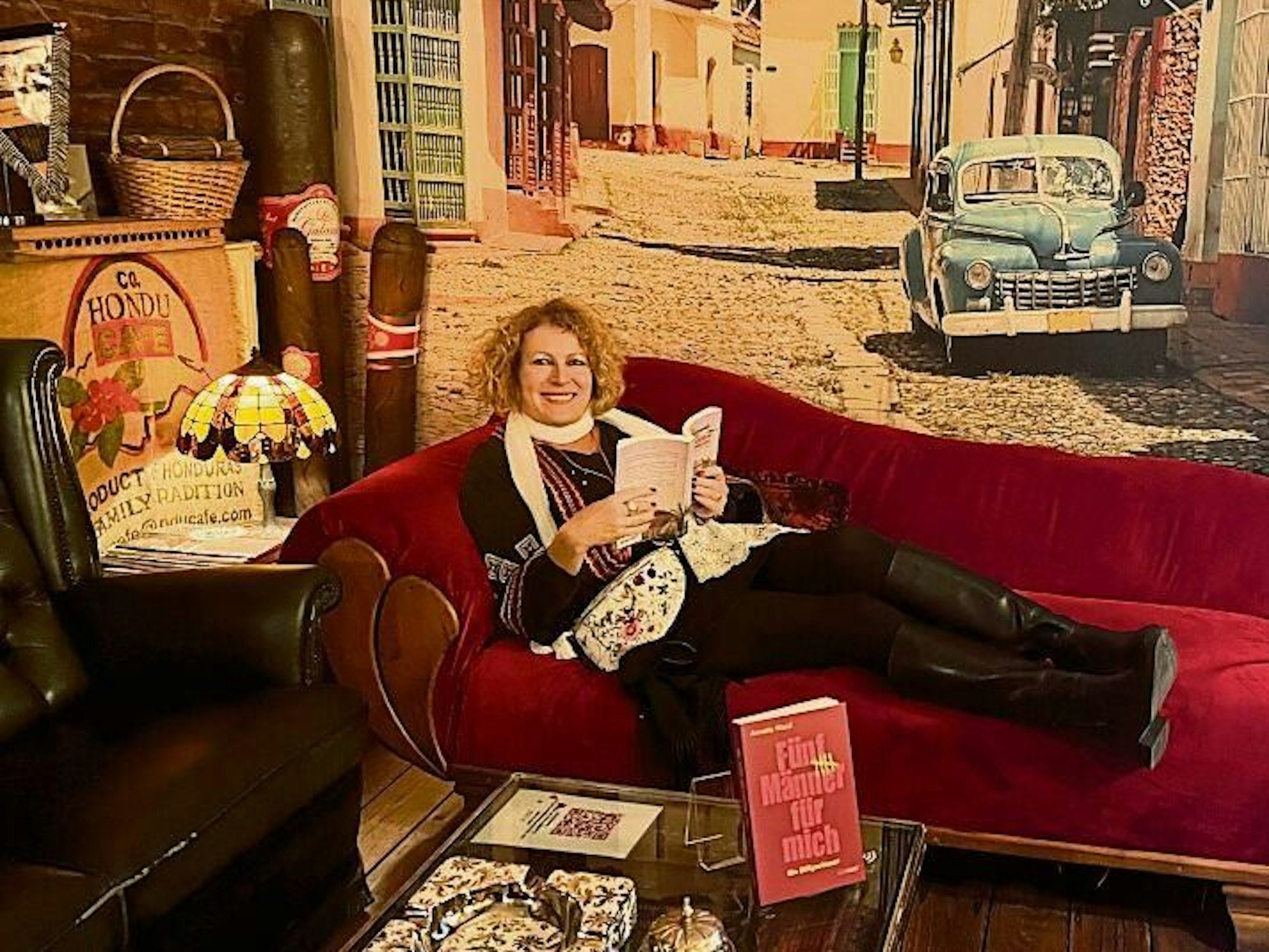 Annette Meisl in ihrem Ehrenfelder Zigarrensalaon „La Galana“