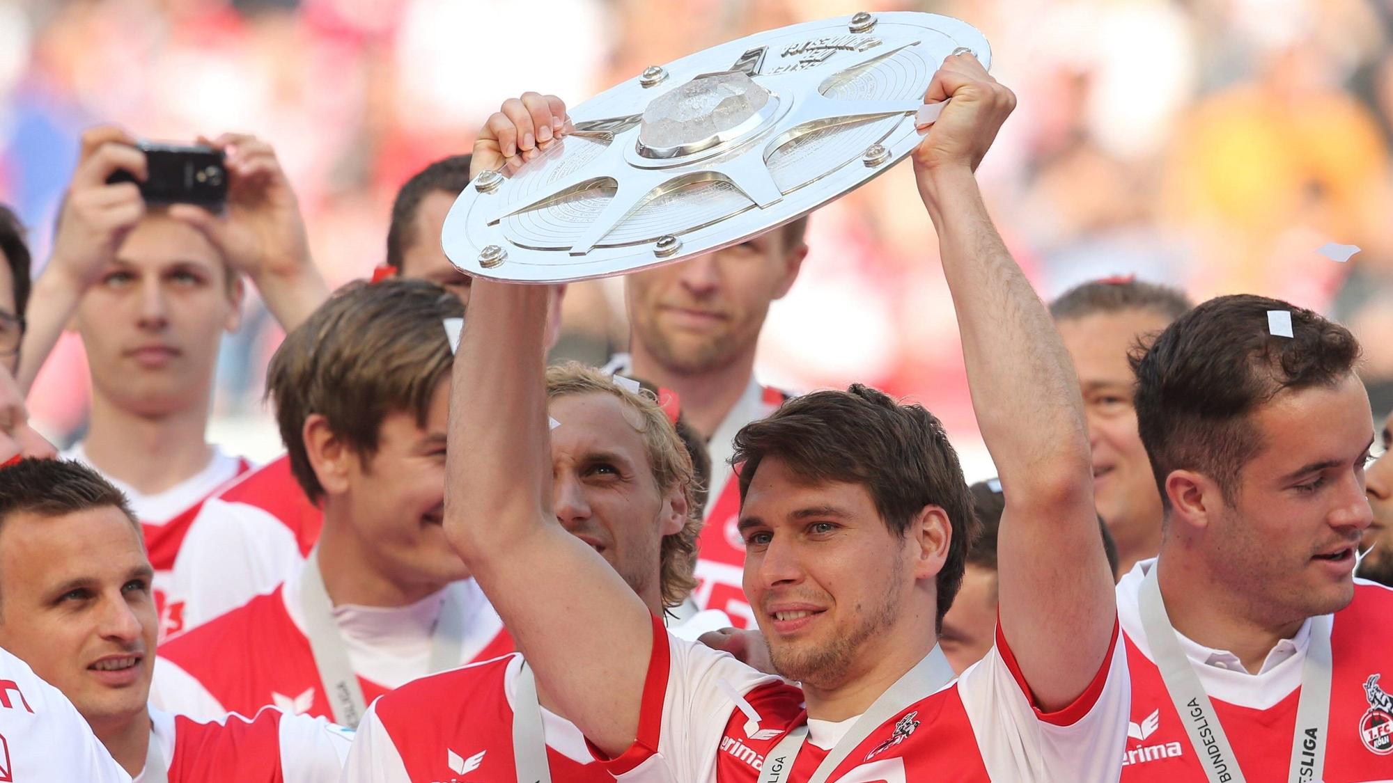 Patrick Helmes reckt 2014 im FC-Trikot die Meisterschale der 2. Liga in die Höhe.